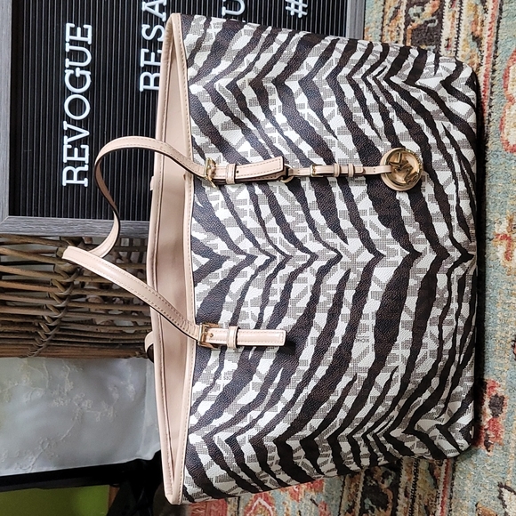 Michael Kors Signature Tiger Vanilla Tote - Picture 2 of 4